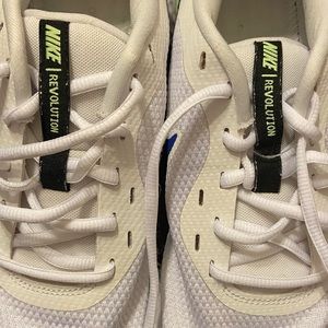 Nike Men’s revolution running shoe Size 9
